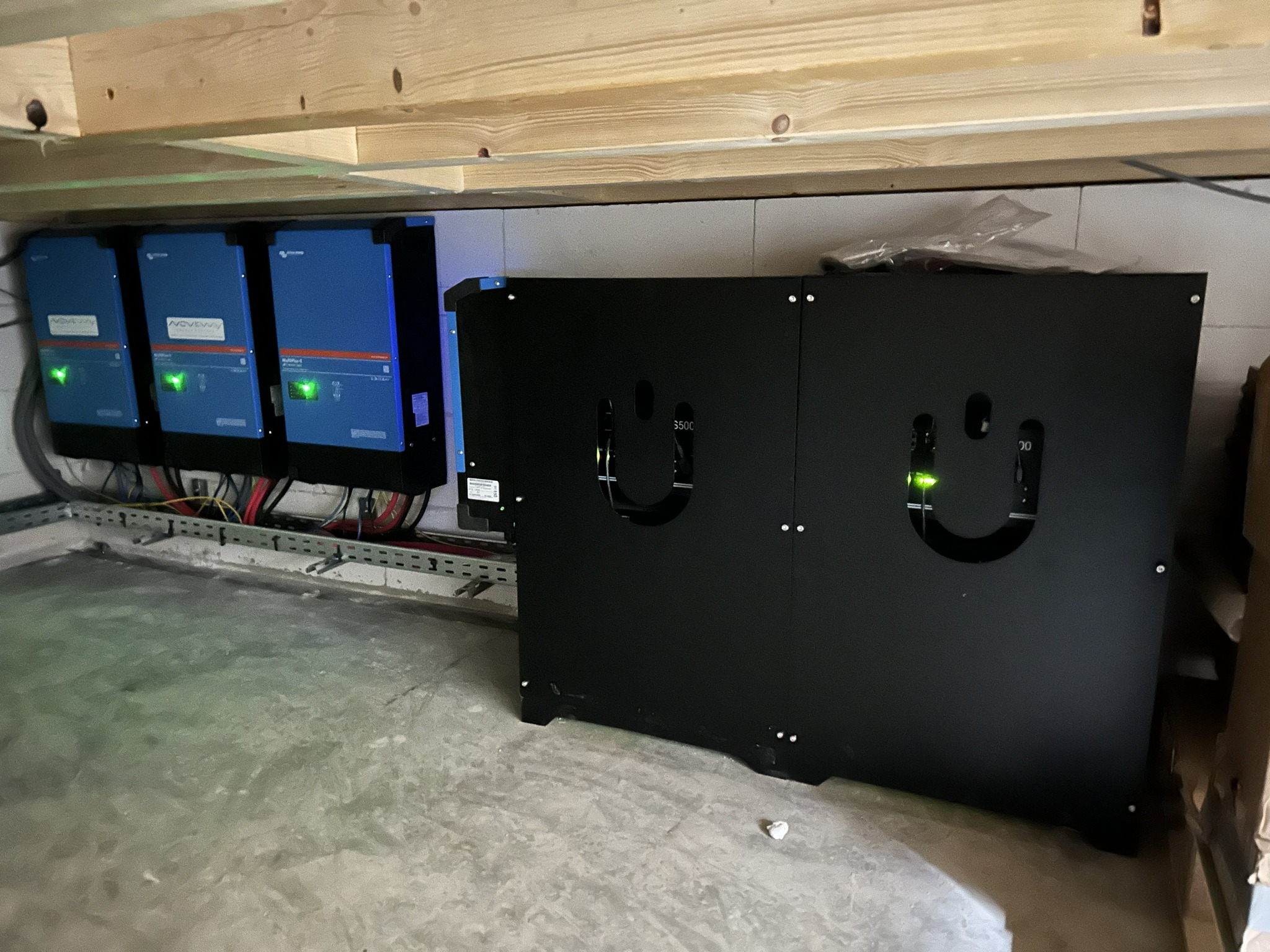 Onduleurs Victron et batteries – installation off-grid